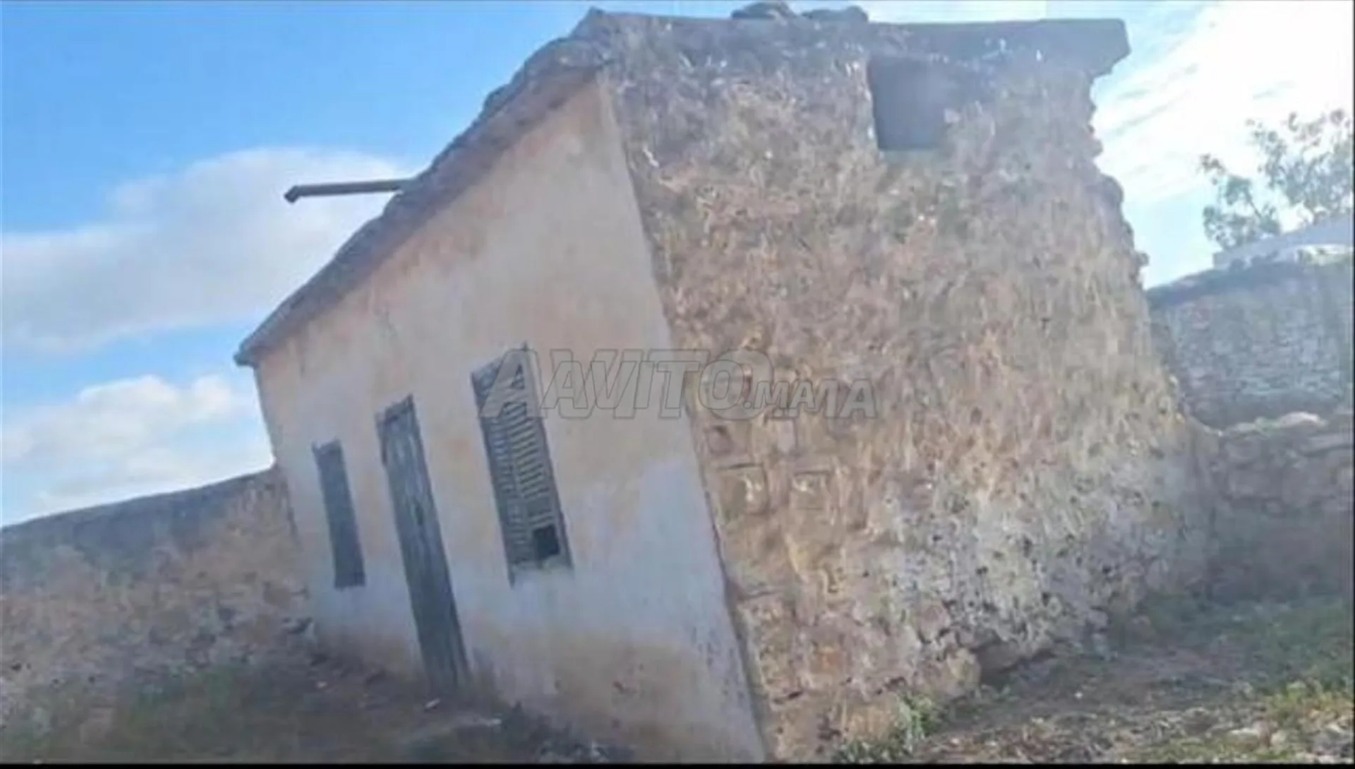 Terrain agricole avec habitation ancienne, titre foncier à Sidi El Aidi