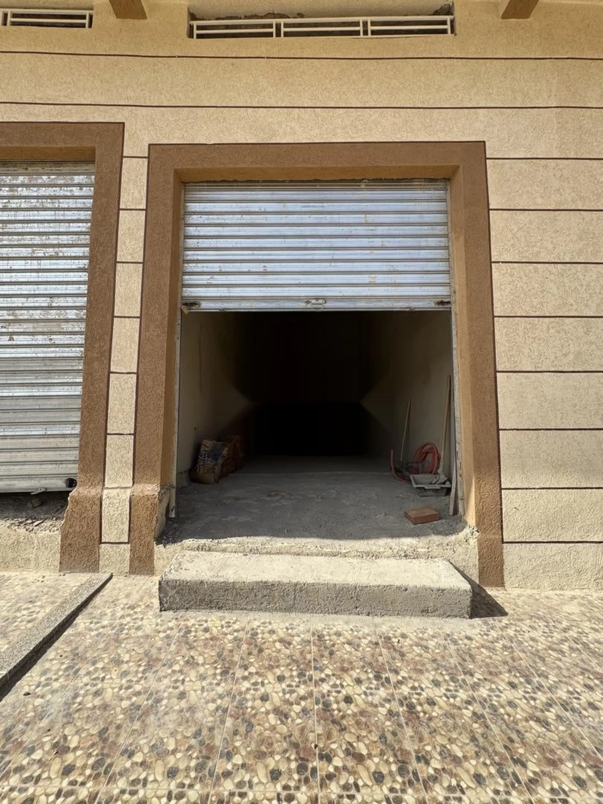 متجر بمساحة 23 مترًا مع قبو بمساحة 367 مترًا