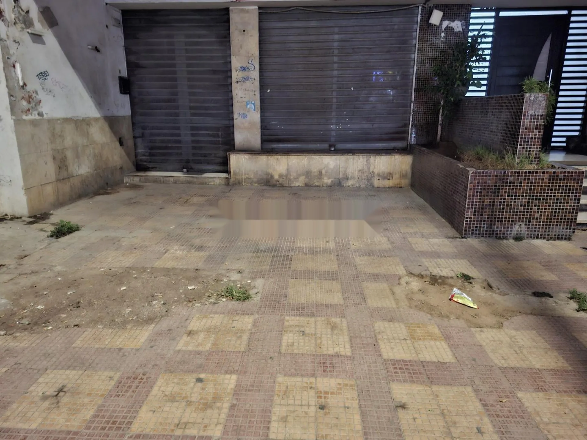 Magasin 83m² au Mimosa à côté café le trèfle