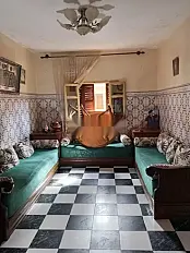منزل مع مرآبين للبيع