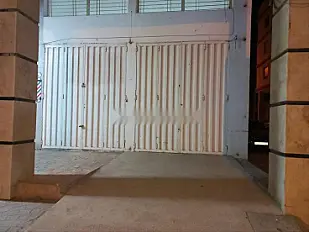 Grande boutique 56 m² à Benou Badis à louer