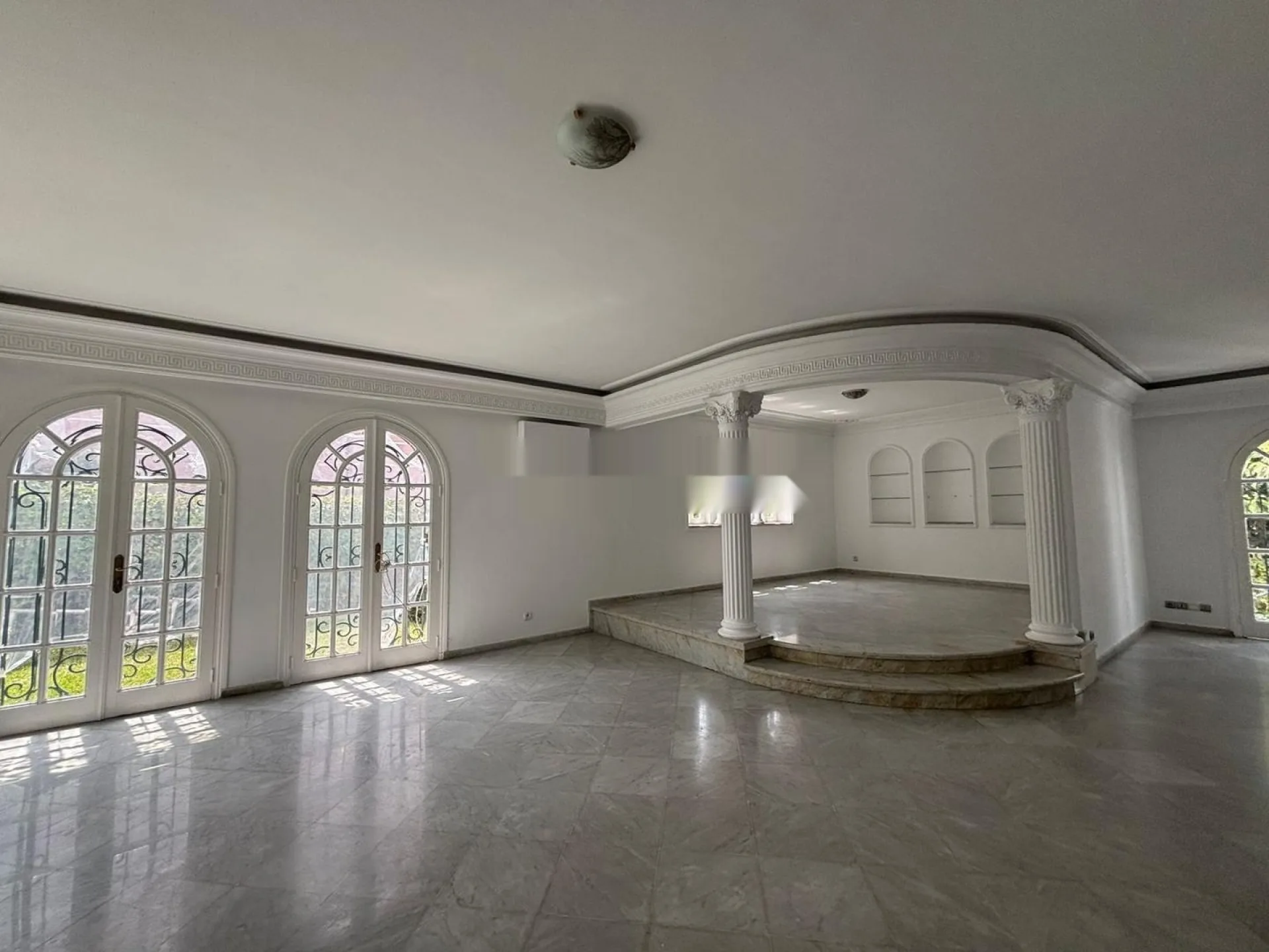 فيلا بهندسة معمارية أصلية في حي