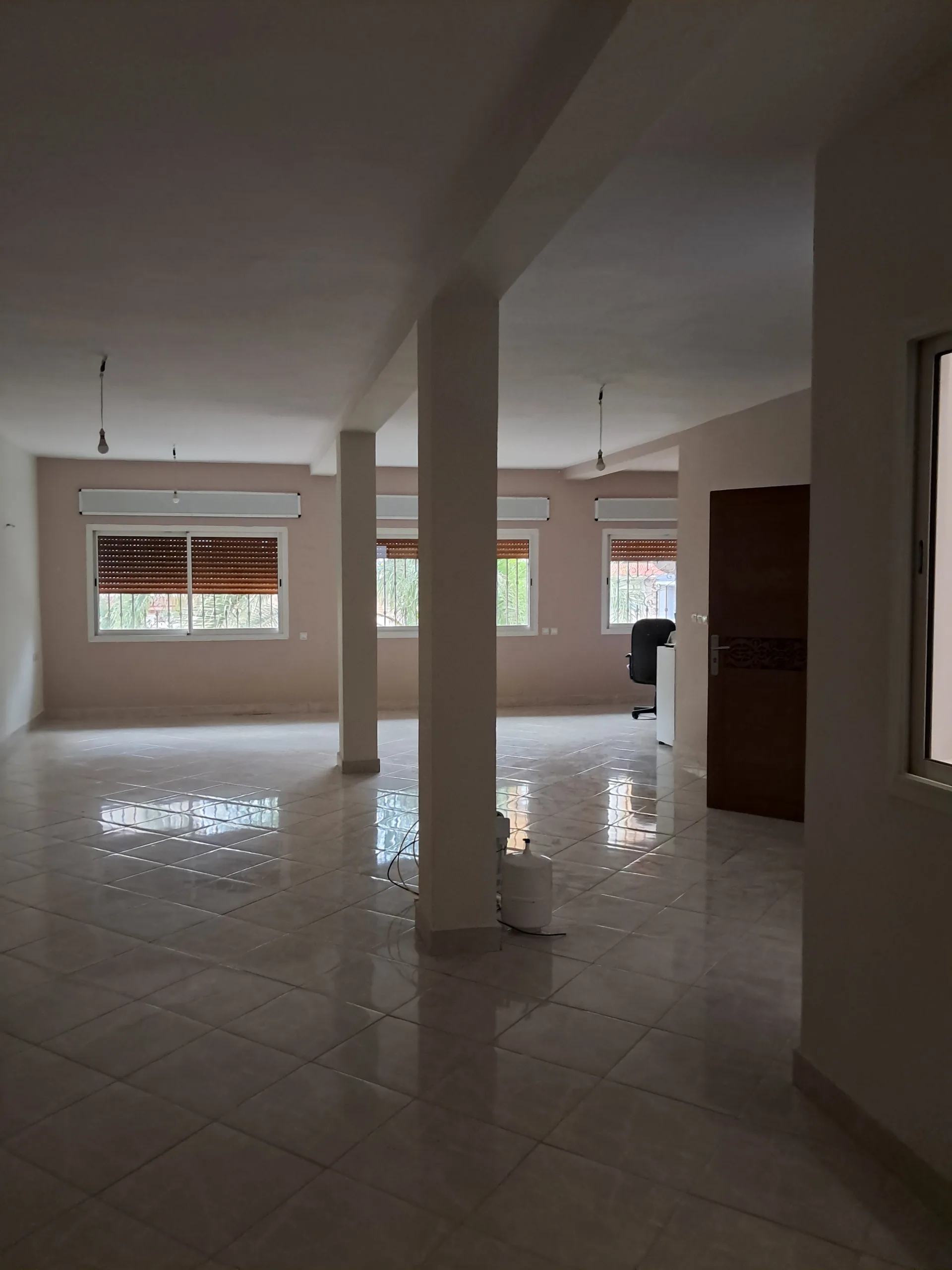 للإيجار – محل تجاري مع طابق نصفي بمساحة 230 متر مربع في برانس 2، طنجة