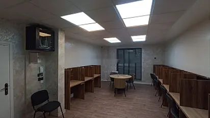مكاتب مساحات مفتوحة للإيجار على شارع المركز