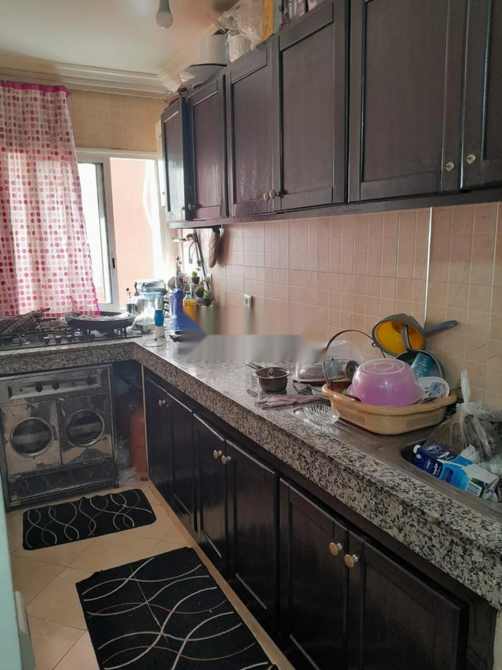 شقة للإيجار في مدينة الرحمة، مشمسة وتحتوي على مكان للركن في المرآب