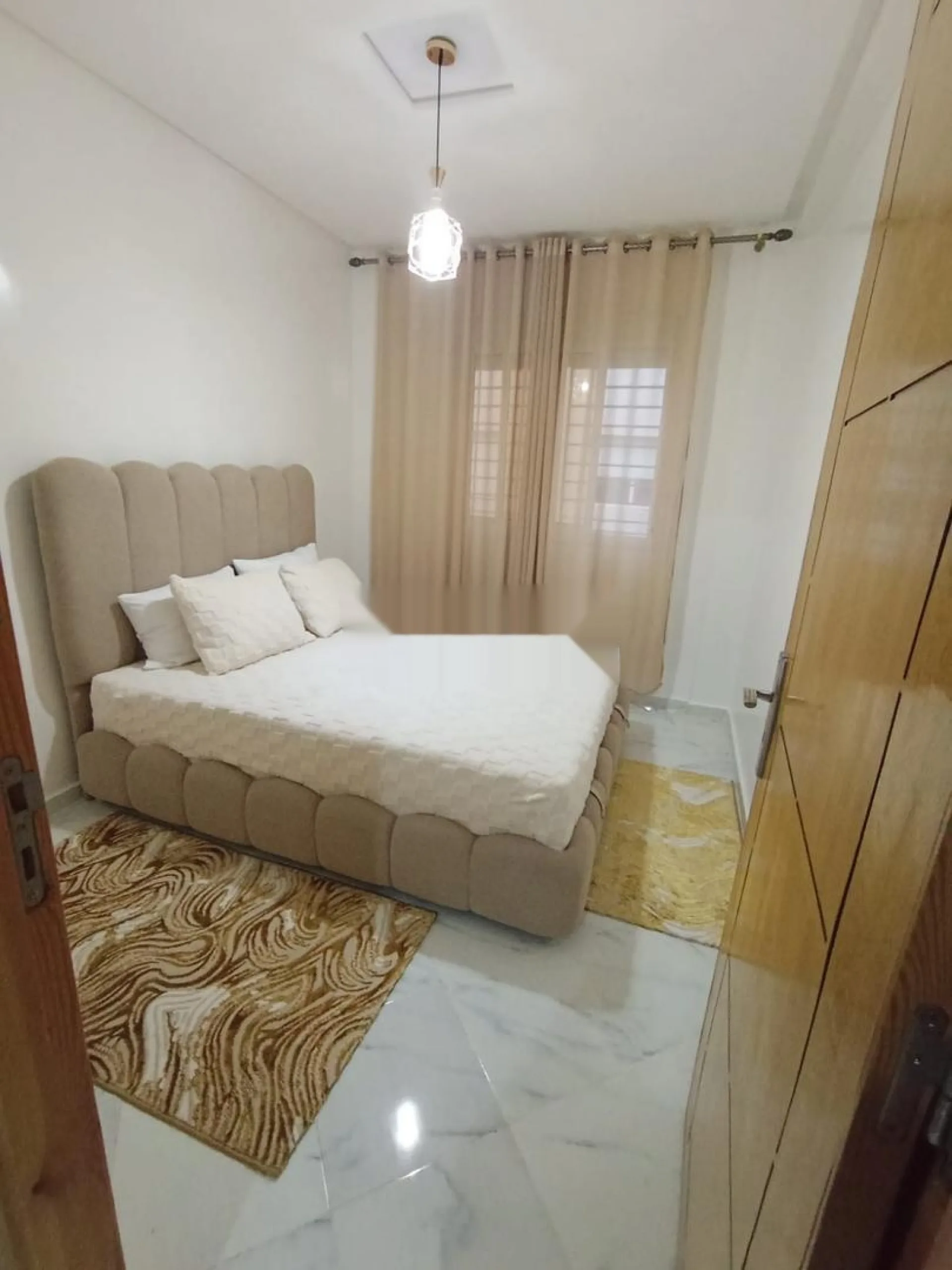 شقتان مع غرفة معيشة ومطبخ وحمام