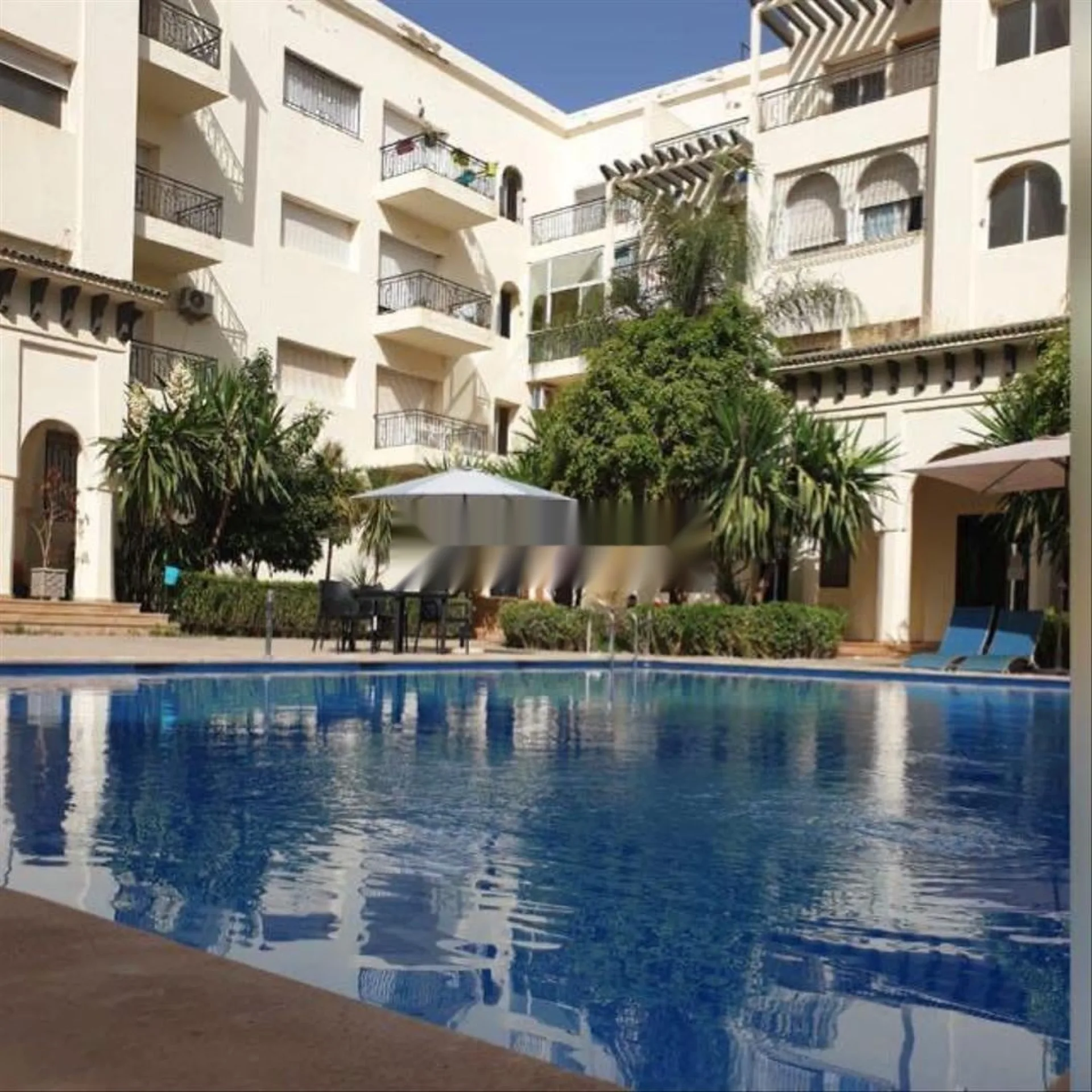 Appartement vu sur piscine