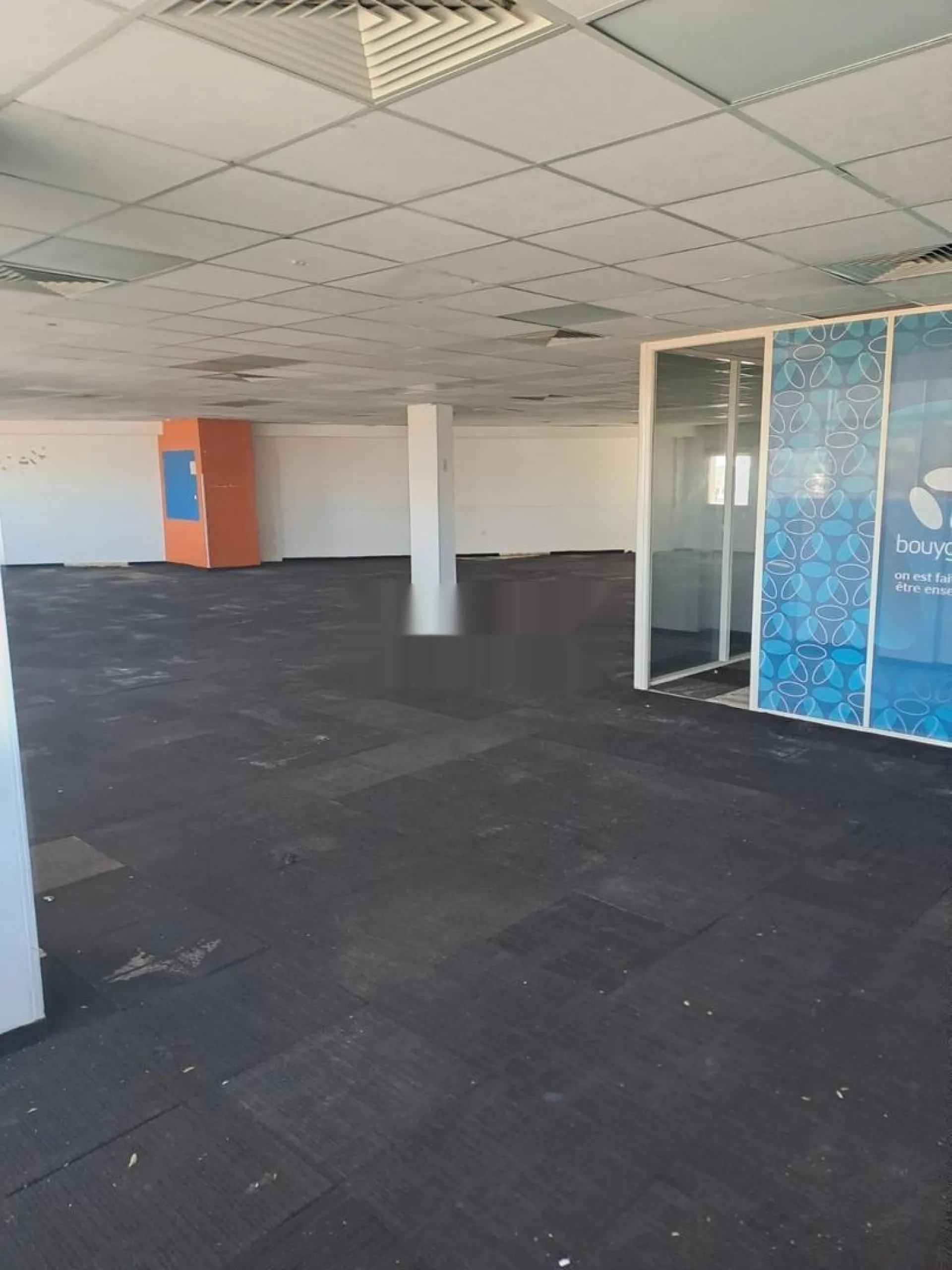 Magasin 1000m sur un grand avenu