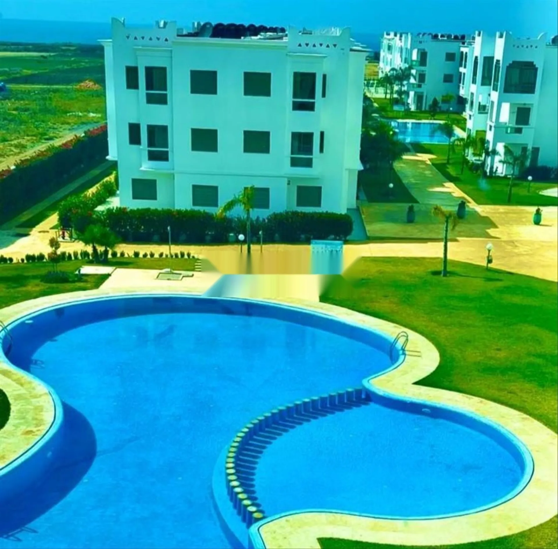 Salon deux chambres à coucher vue piscine et mer