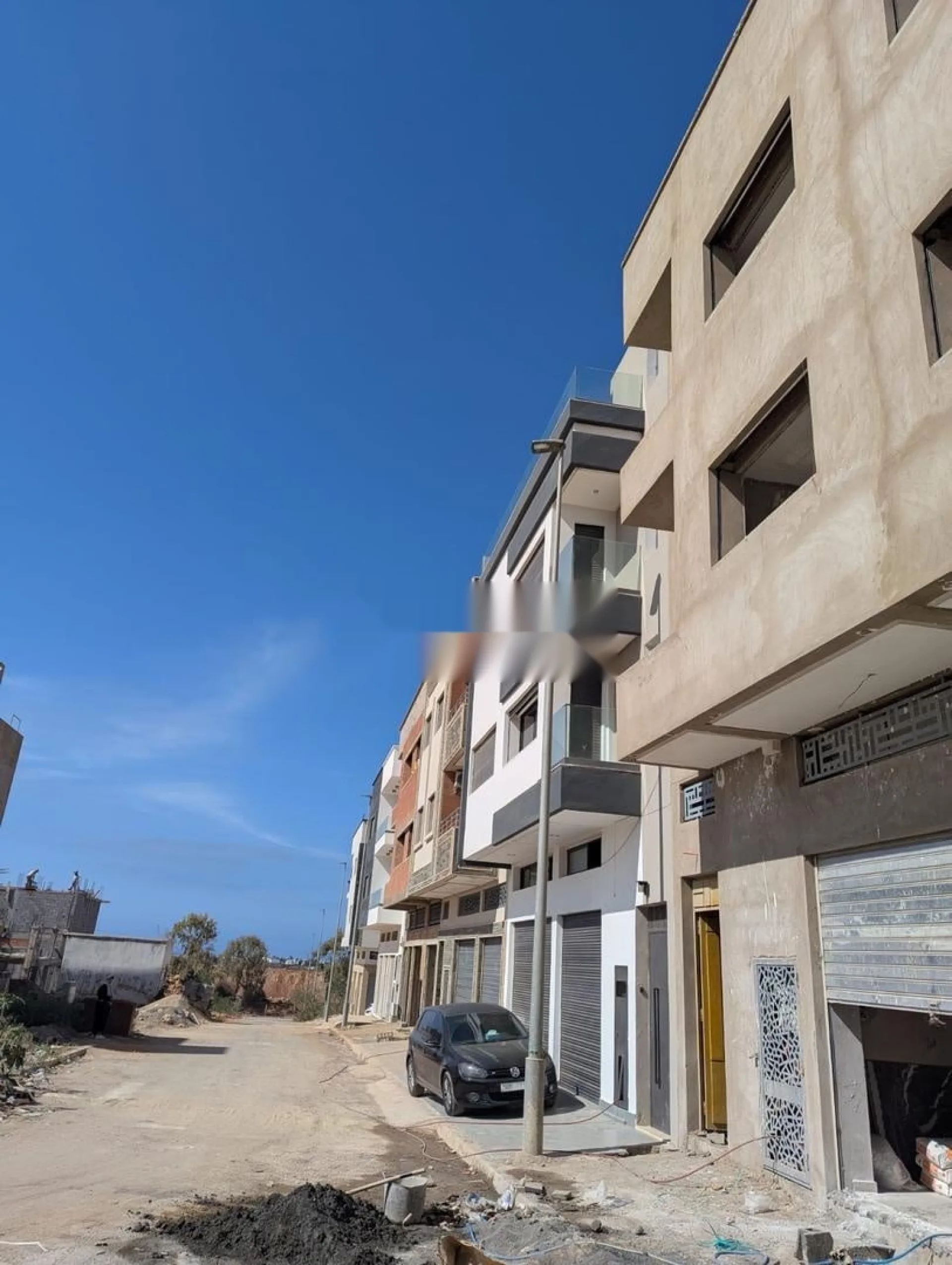قطعة أرضية مساحتها 81 متر مربع، موجهة للدار البيضاء، مع قبو، ومُحررة (مُسجلة).