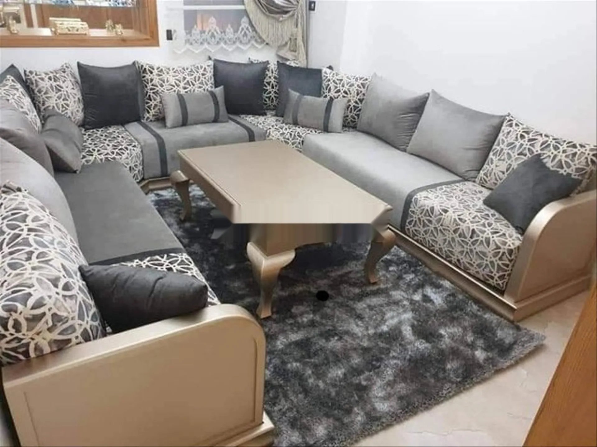 Avec facture appartement meublé bien équipé.