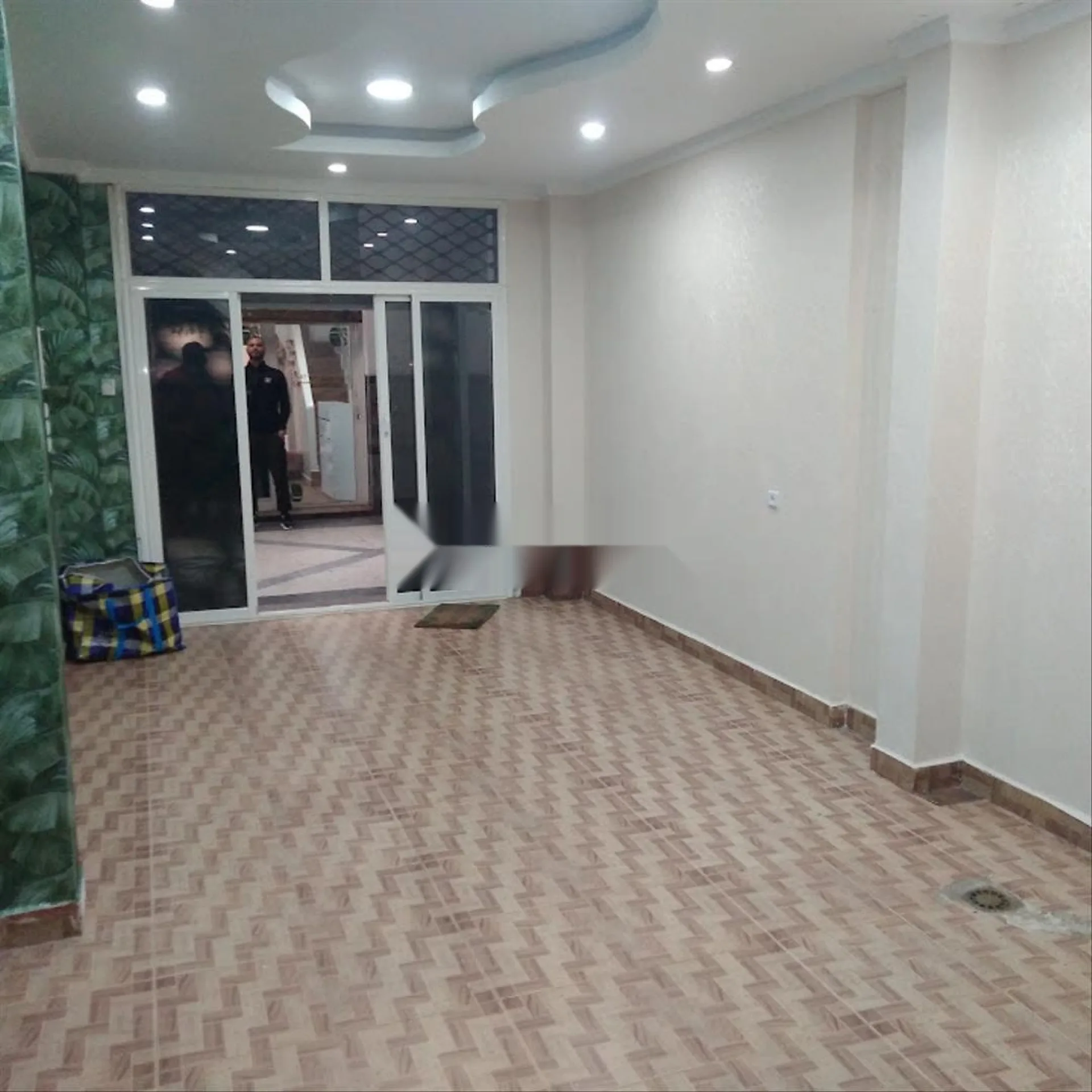 Magasin 42m sur bd Abdelmoumen dans galerie