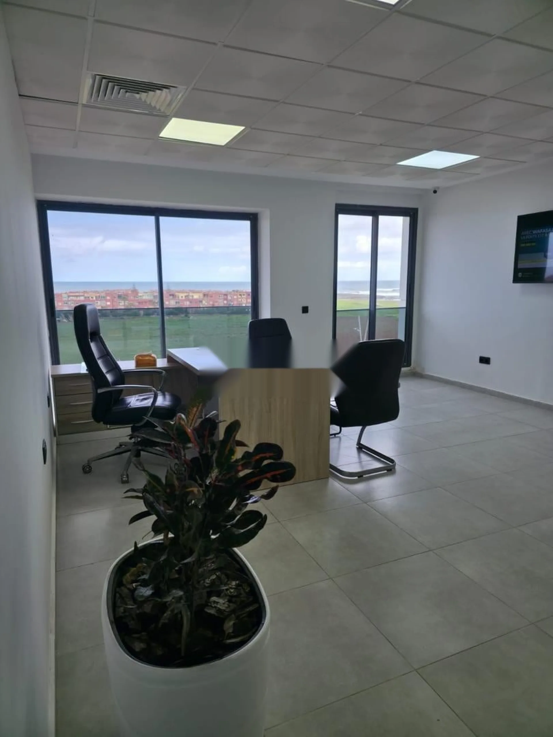 Plateau de bureau aménagé avec vue sur mer à Mansouria.
