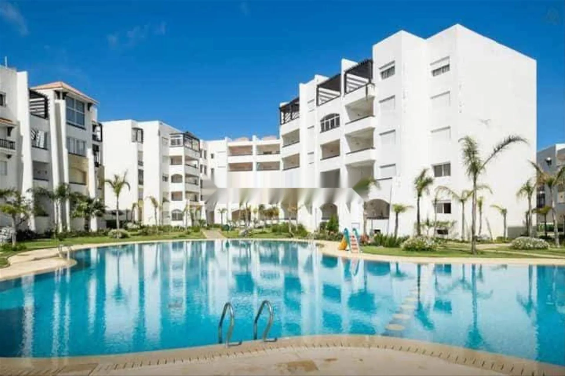 Appartement à louer avec piscine, jardin et terrains de sport