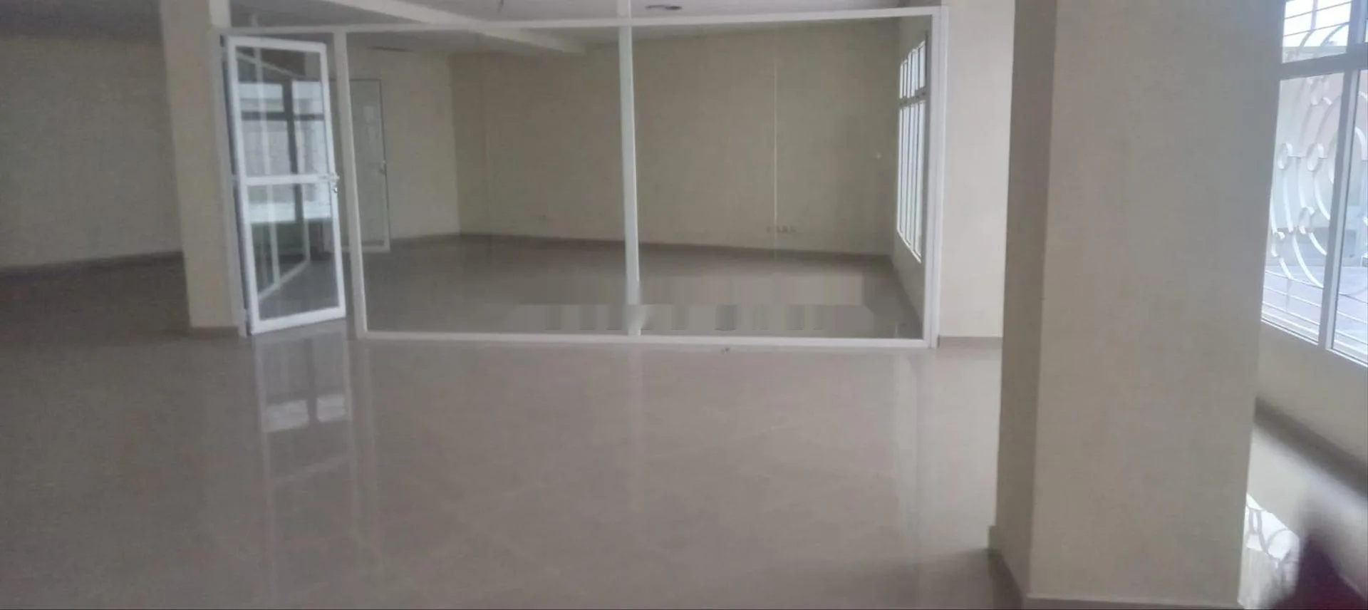 UN BUREAU OU BIEN MAGASIN EN LOCATION