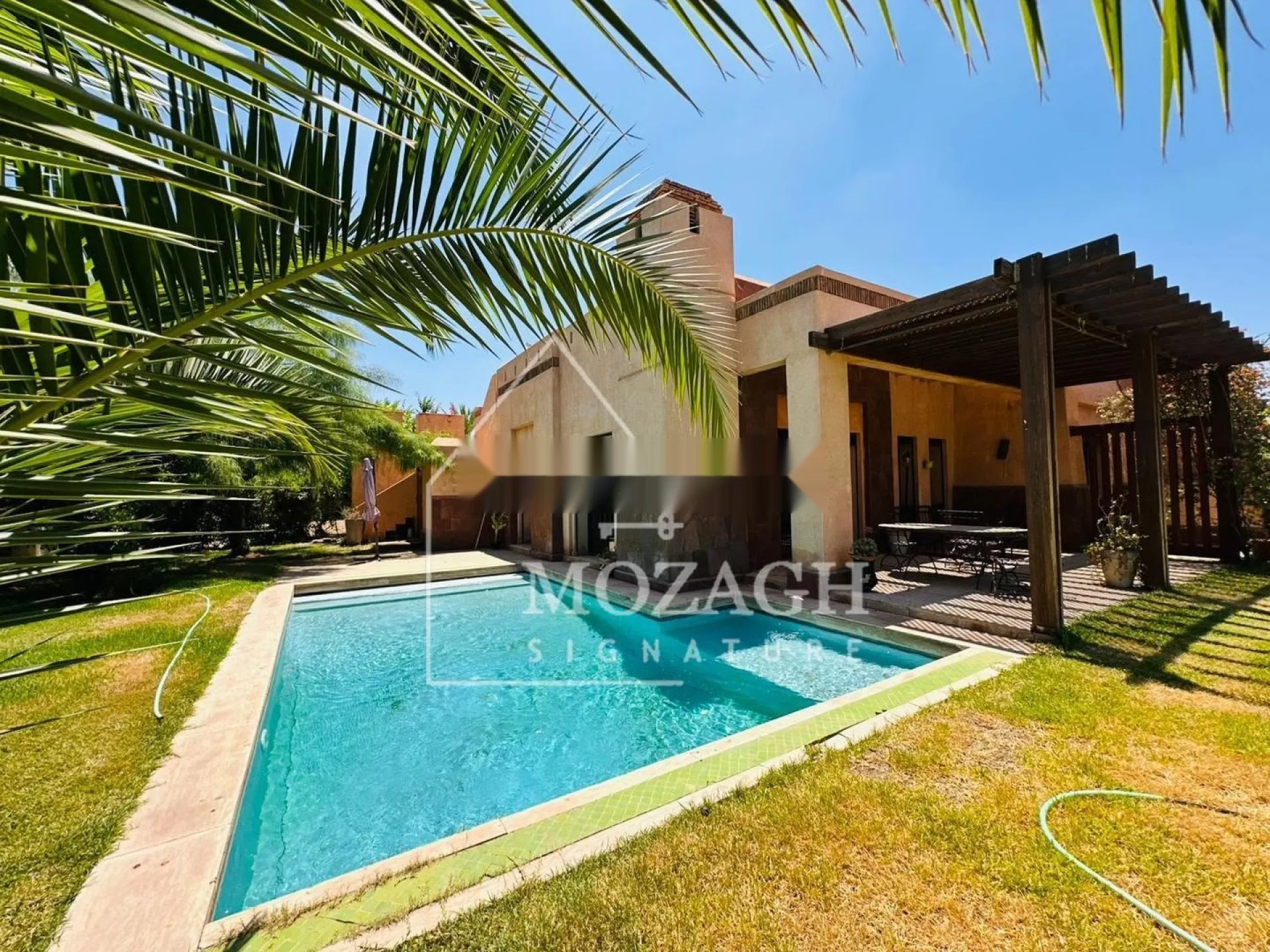 Belle villa plain pied avec piscine sur résidence