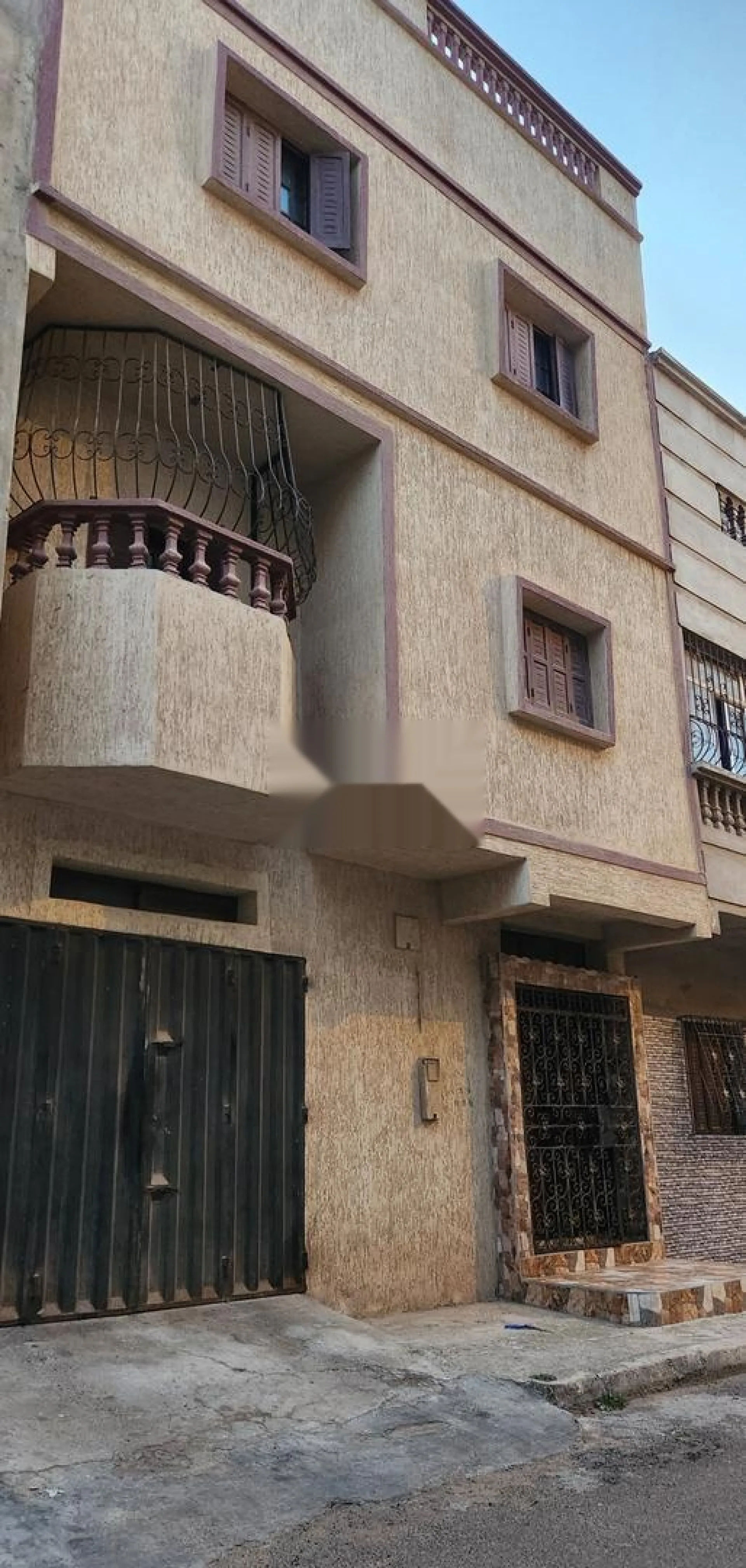 Maison R2 avec garage منزل بطابقين و سطح و مرآب