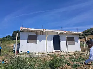 Maison et terrain à vendre sur la rue principale