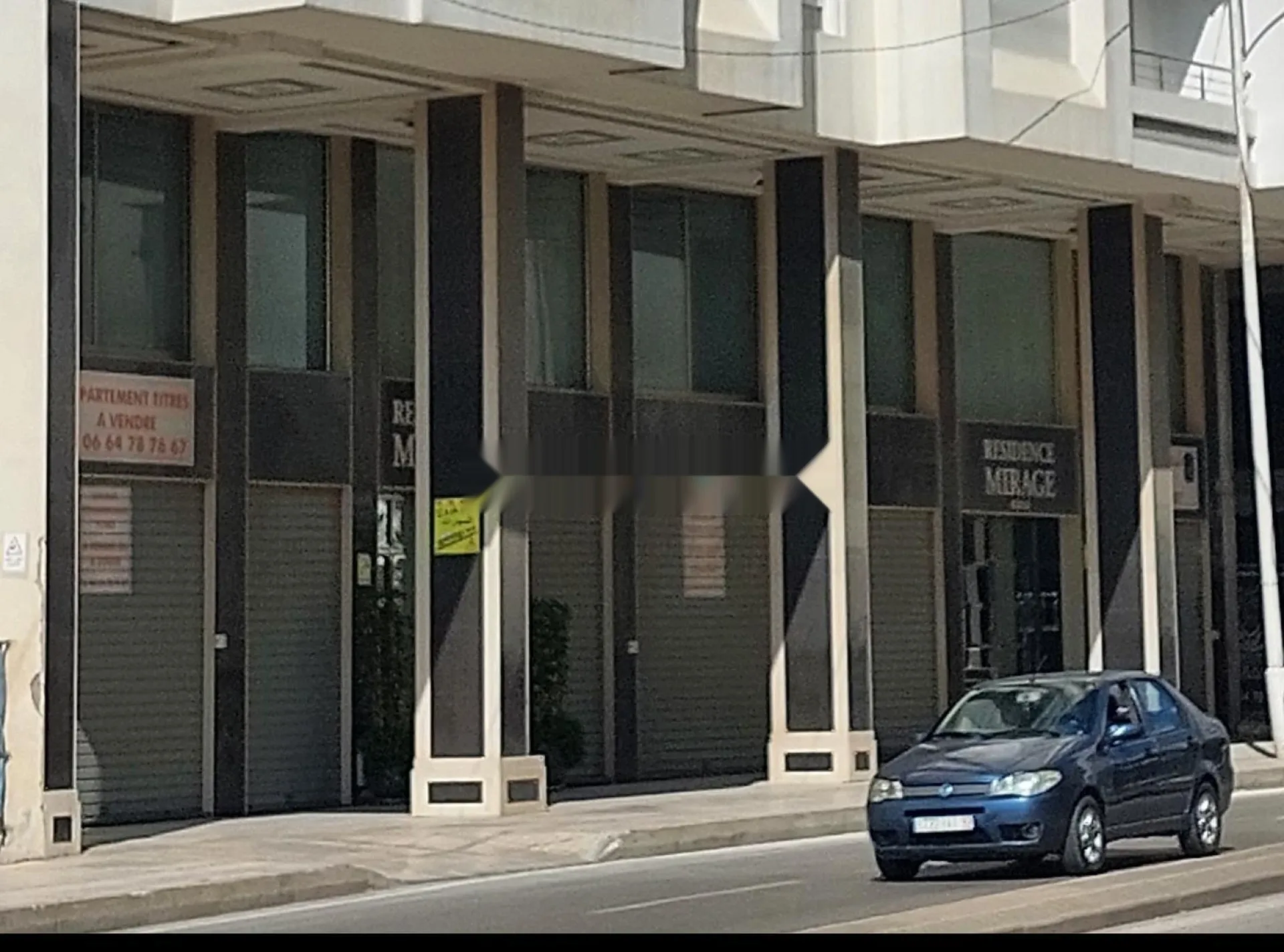 Bureaux et commerces sur la rue principale