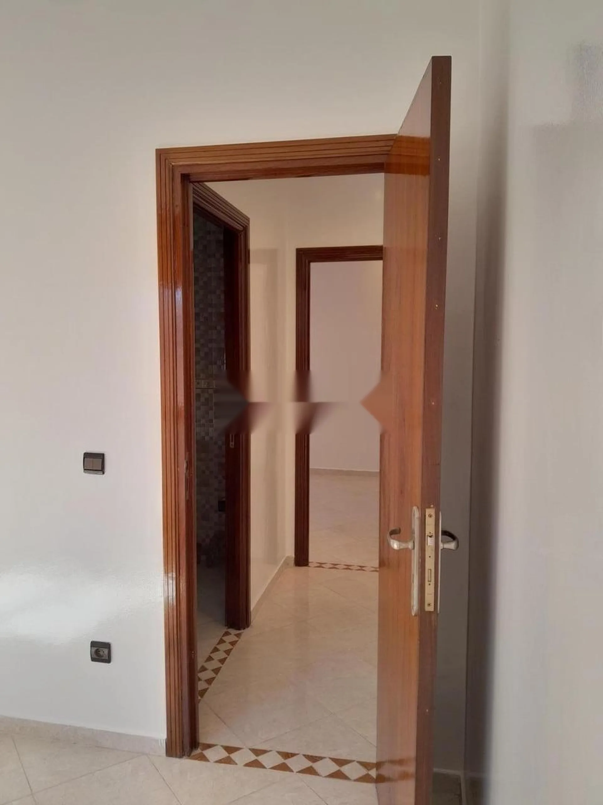 شقة ممتازة مشمسة وجيدة التهوية في الطابق الأول