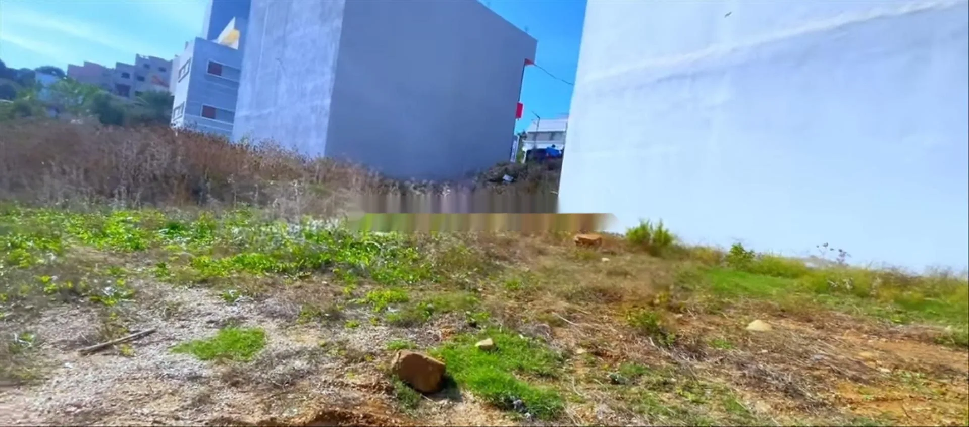 Terrain à vendre Adlia d'une superficie totale de 304 m², divisé