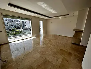Appart 3 ch vide à louer à Hay Riad 170 m²