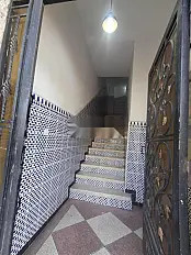 شقة في الطابق الأول، شوكة على الشارع الرئيسي