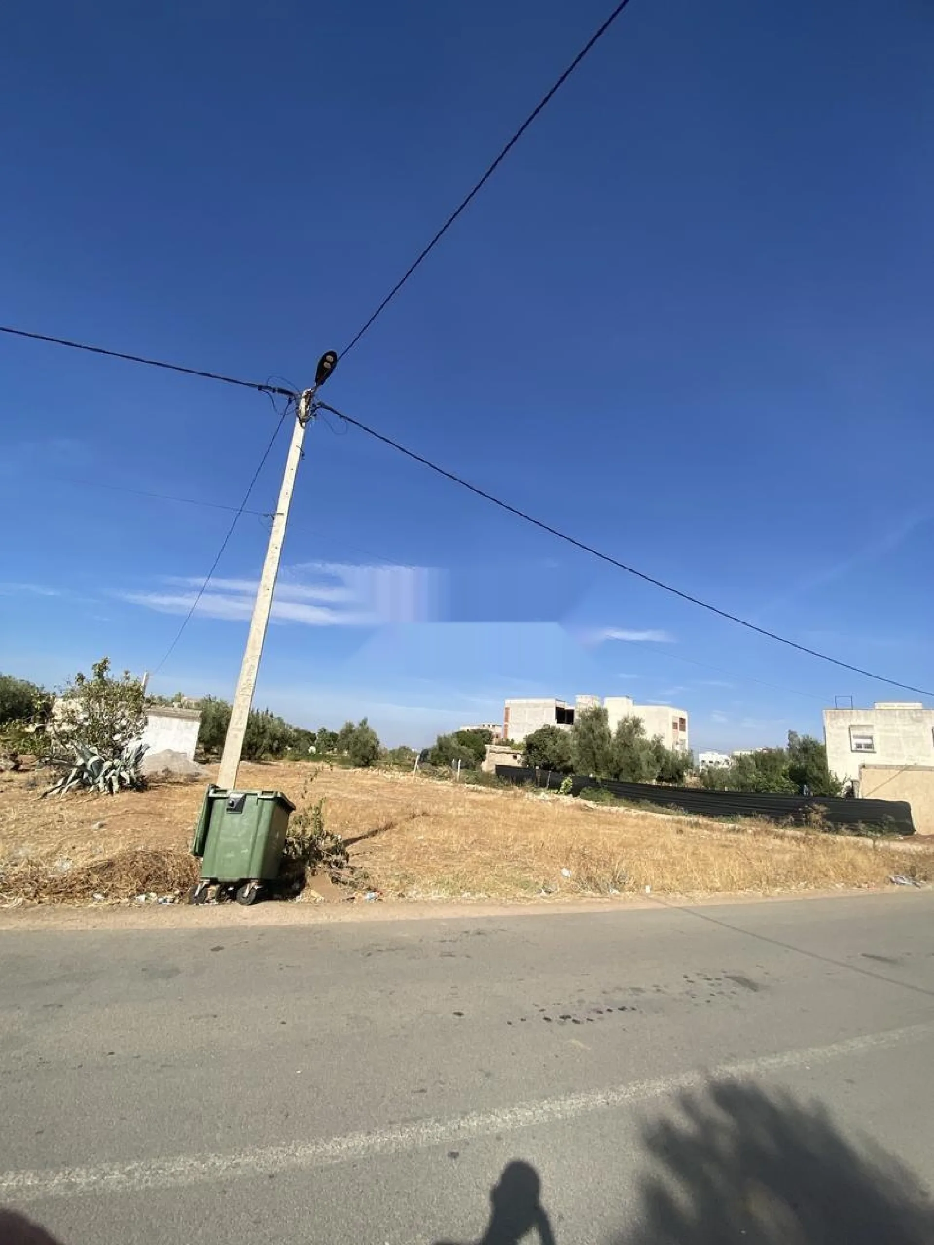 Excellente terre sur la route principale, superficie 1200 mètres