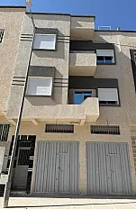 Maison composée de deux étages et deux locaux commerciaux
