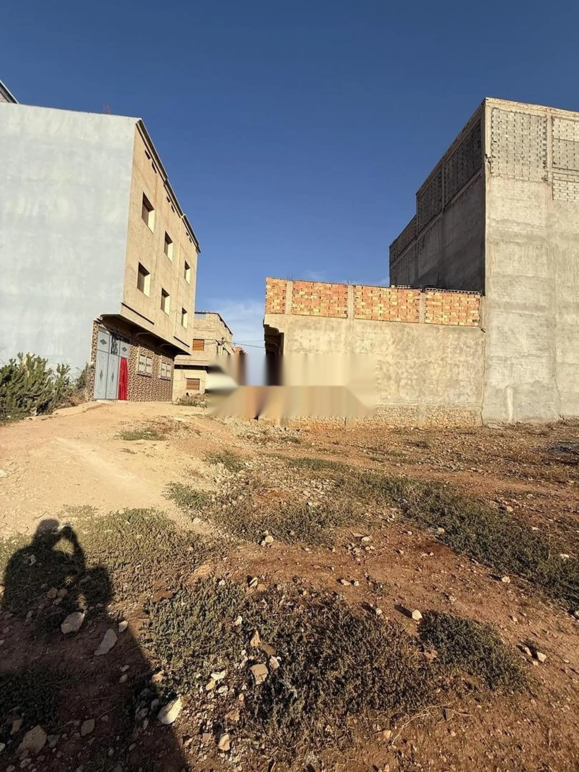 أرض مملوكة بالكامل، كل شيء متوفر بالقرب منها