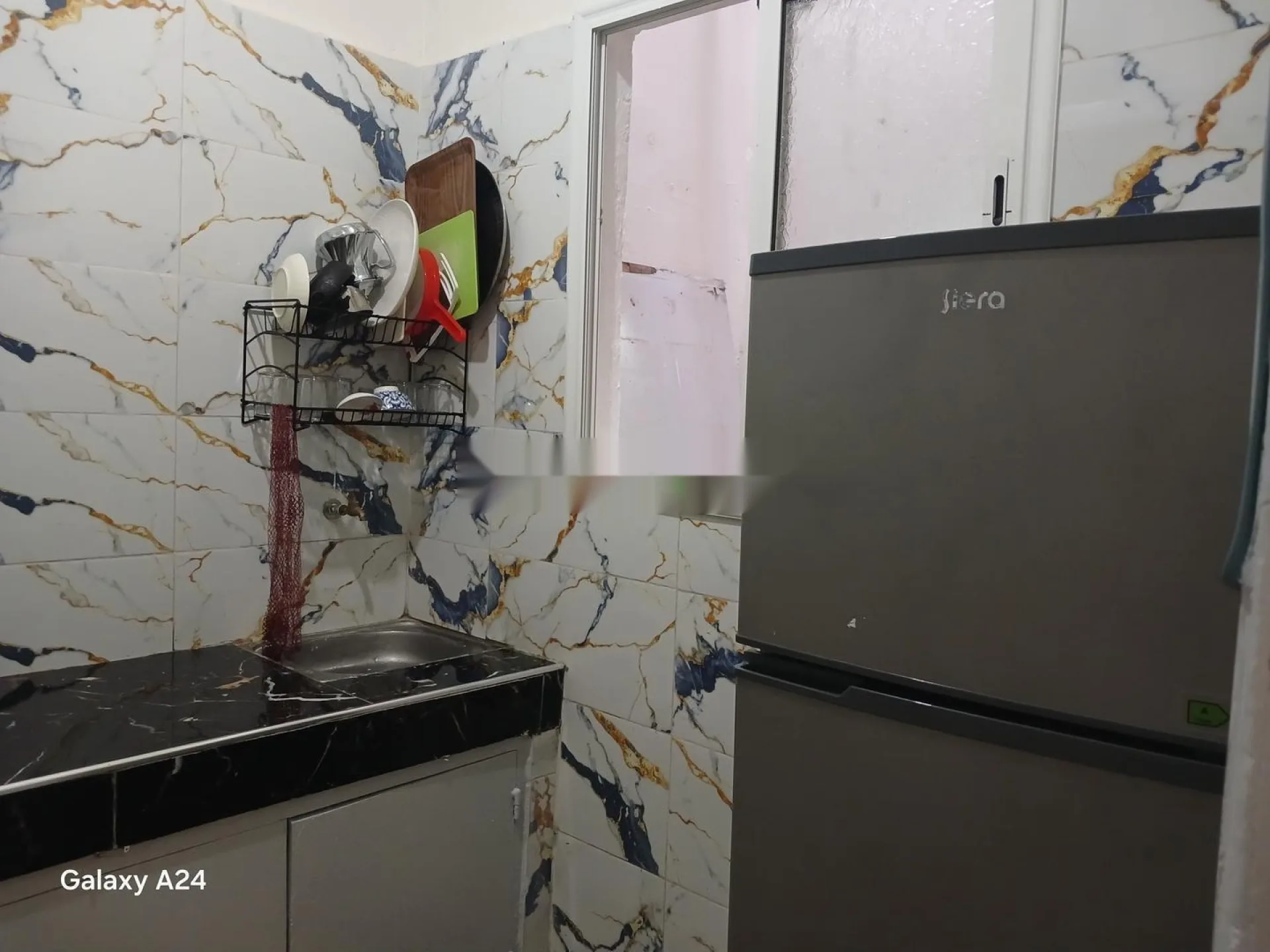 Maison composée d'une chambre, cuisine et salle de bain