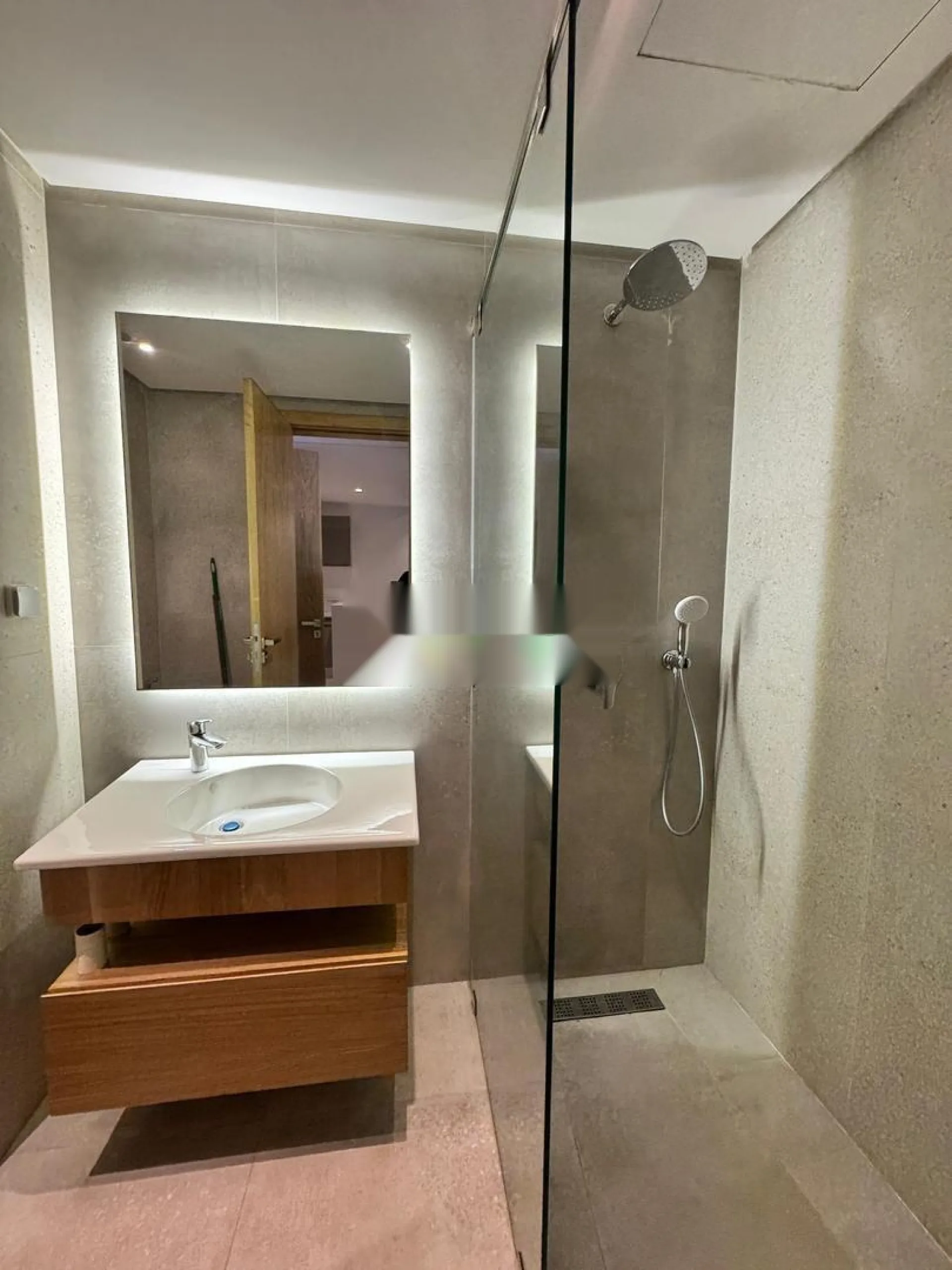 استوديو جديد فارغ فاخر في سكن آمن