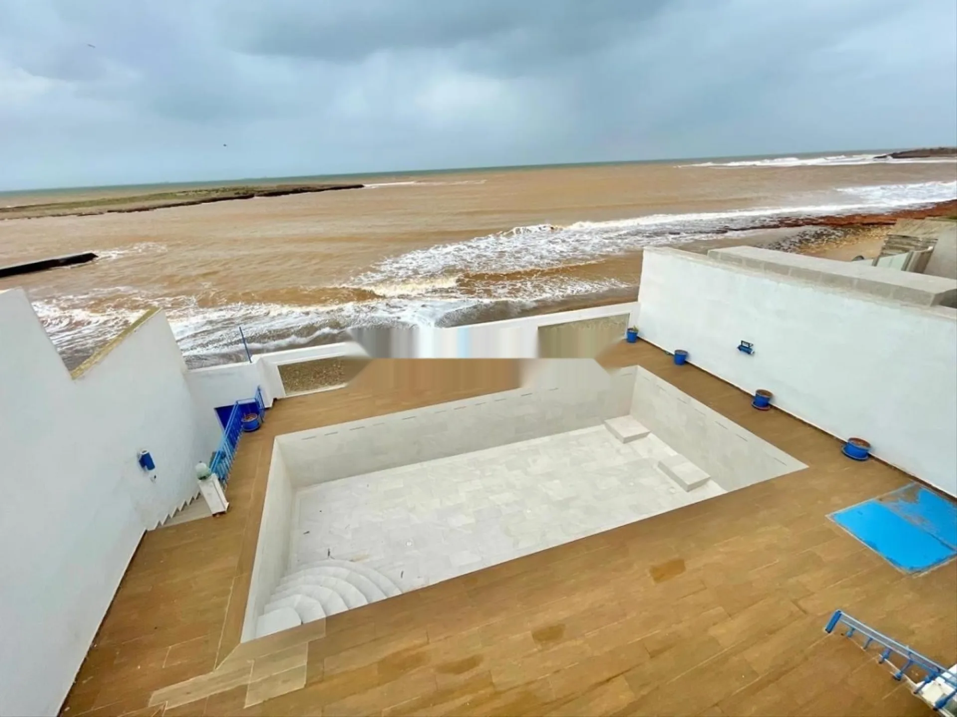 Villa de 374m² avec piscine à louer
