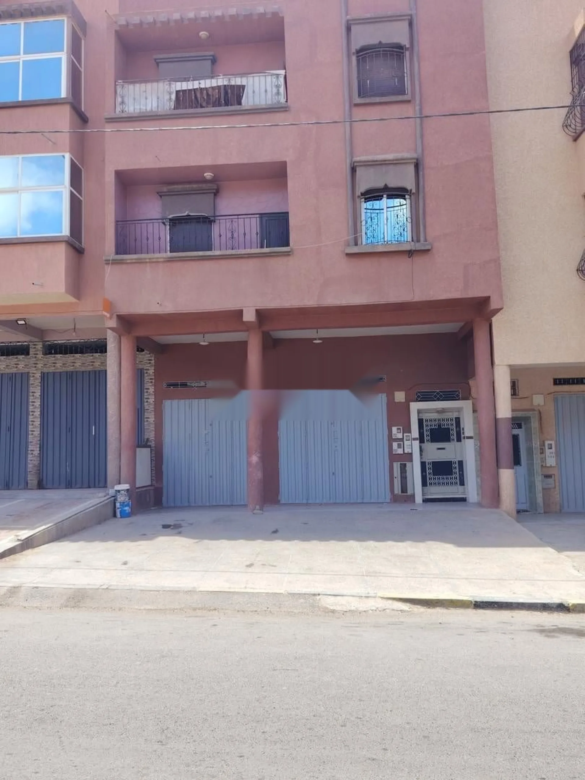 Garage à louer dans le quartier Nakheel, rue principale