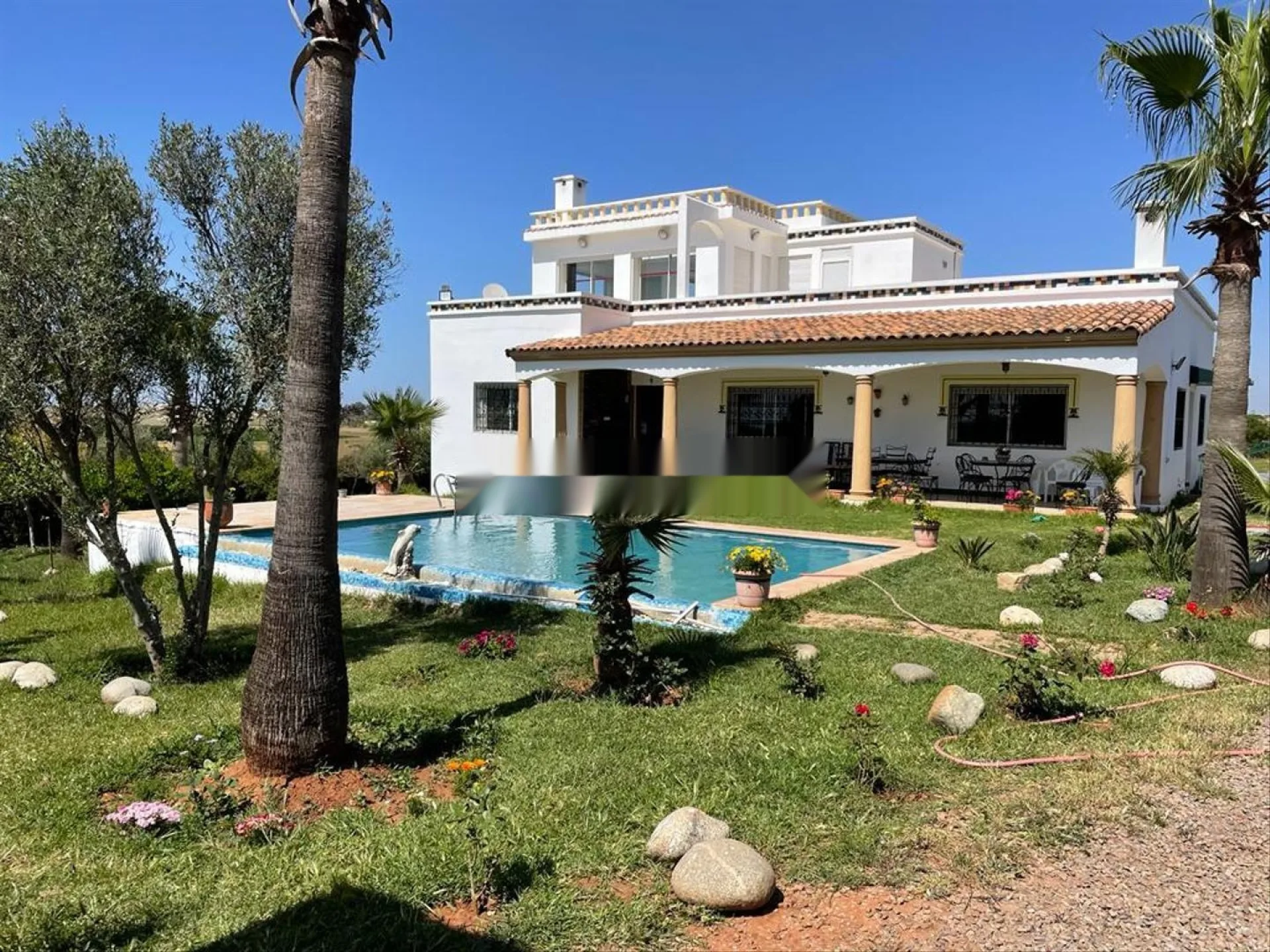 Une villa avec un terrain agricole