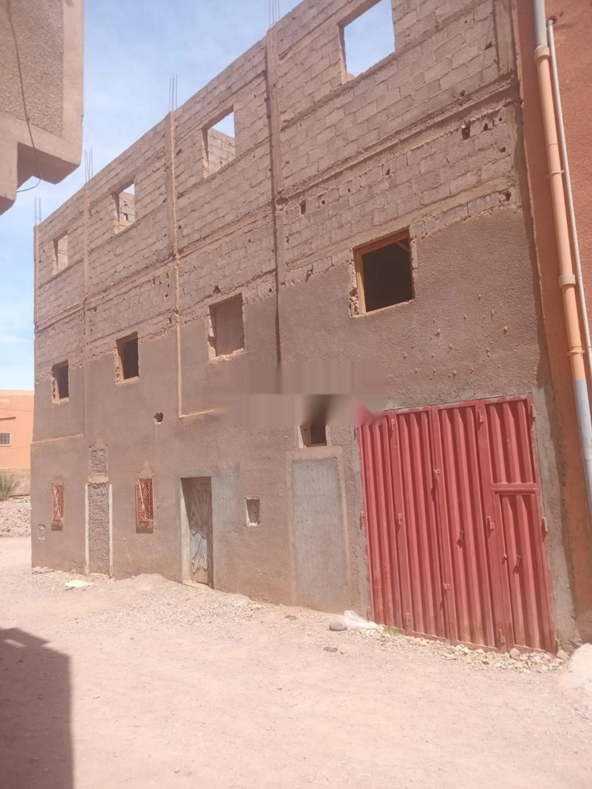 منزل بعقد رسمي مع مرآب كبير للبيع