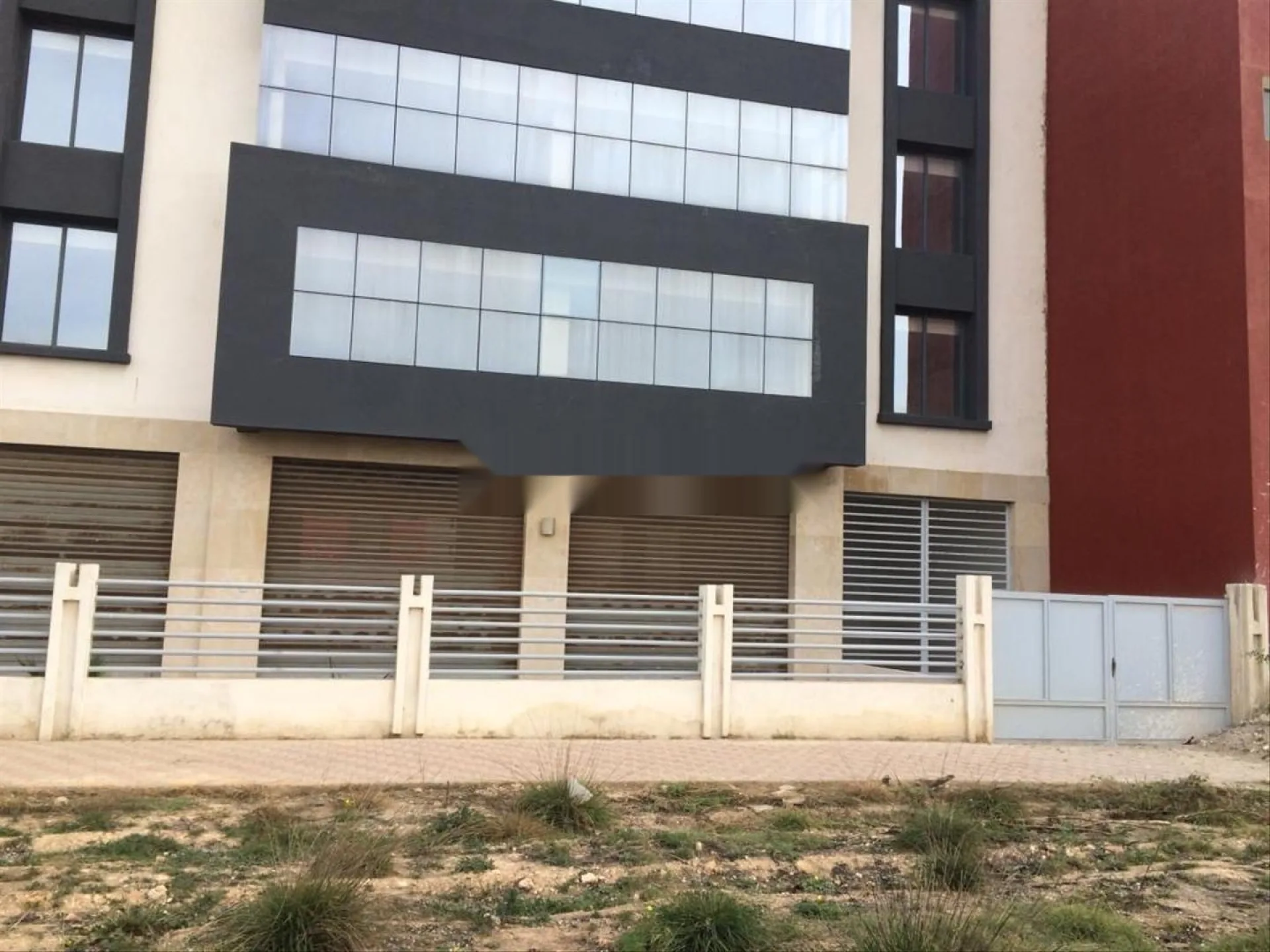 للبيع مبنى مكاتب وطابق أرضي (RDC) كصالة عرض