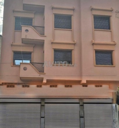 Belle R+2 avec magasin A VENDRE et le prix magnifique.