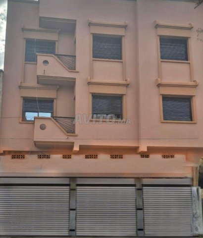 Belle R+2 avec magasin A VENDRE et le prix magnifique.